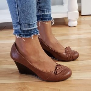 Brown wedge pump